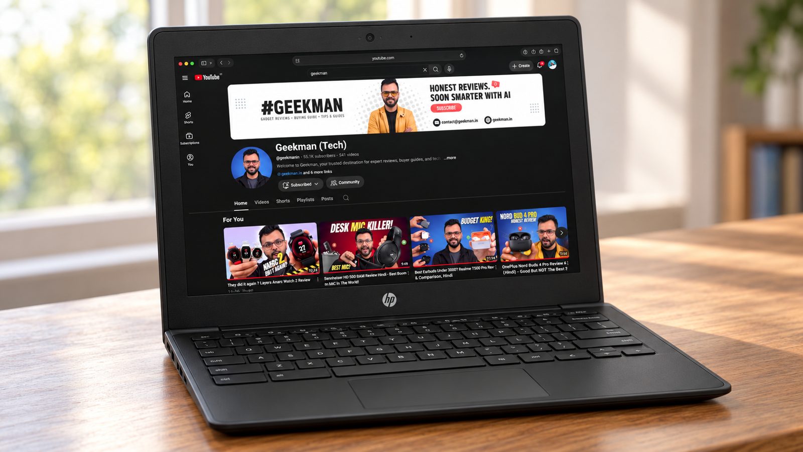 HP Chromebook 11MK G9 EE on a wooden desk